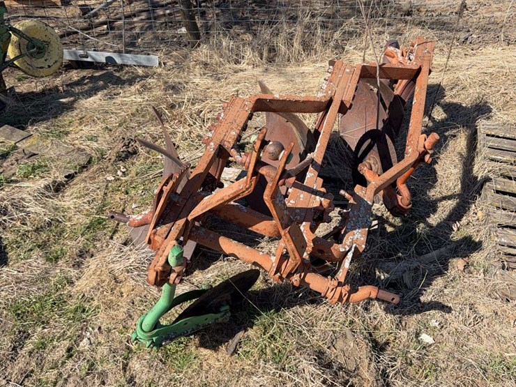 john-deere-three-point-three-bottom-plow-image-8