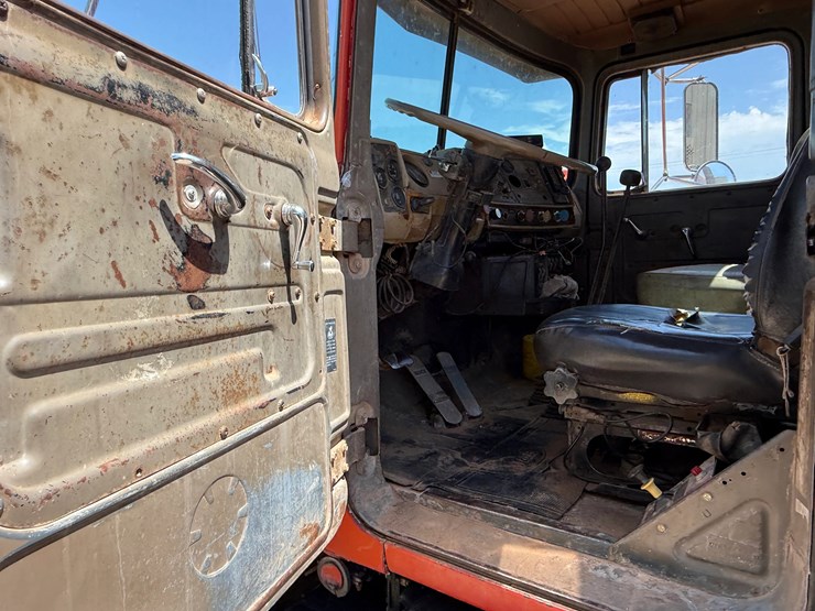 1986-mack-r686st-image-12