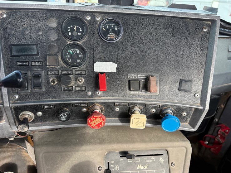 1993-mack-rd690s-image-17