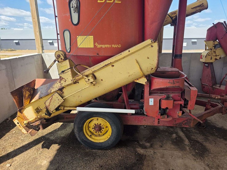 new-holland-352-image-2