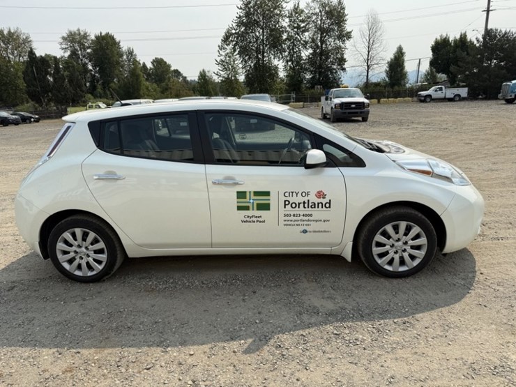 2015-nissan-leaf-electric-sedan-image-3