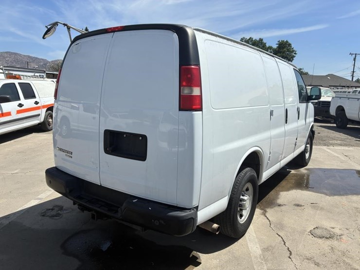 2014-chevrolet-express-3500-image-3