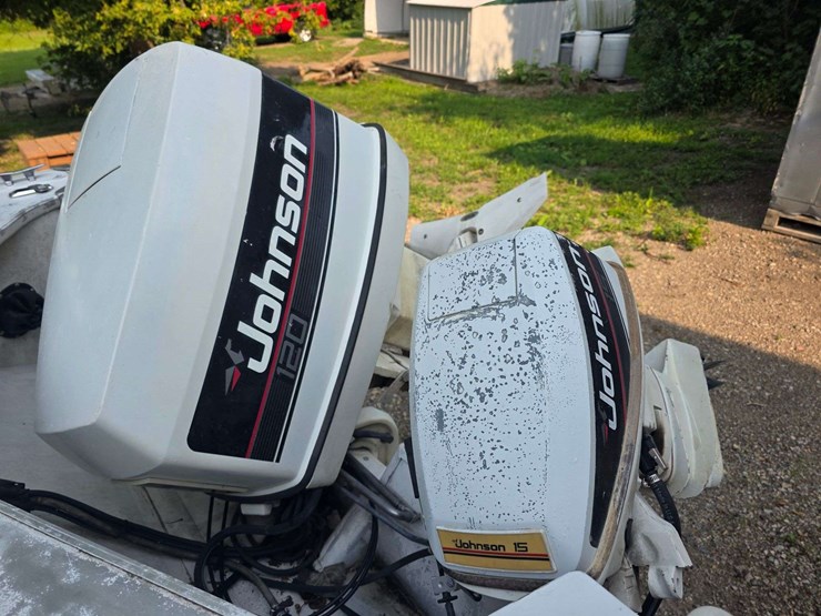 1990-crestliner-phantom-18’-boat-with-120hp-2-stroke-johnson-outboard-motor-and-15hp-johnson-kicker-image-25