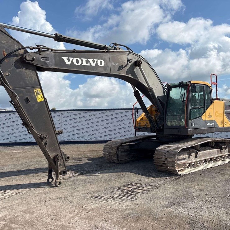 2016 VOLVO EC300EL
