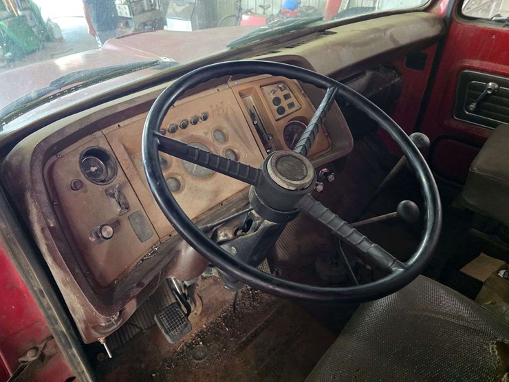 1974-ford-800-image-39