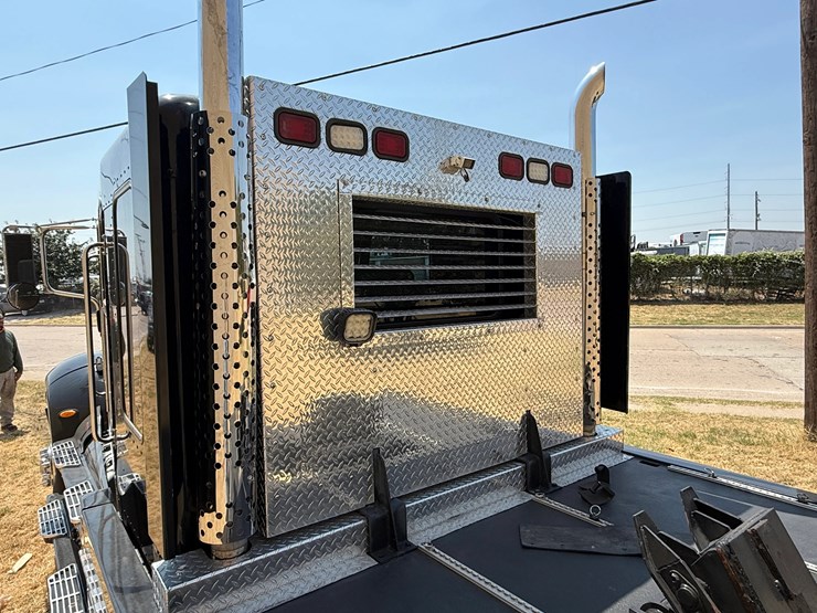 2007-peterbilt-335-image-11