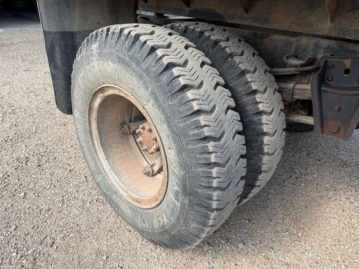 1979-ihc-1700-single-axle-grain-truck,-15’-steel-box-with-622-schwarts-hoist,-steel-floor,-136k-mile-image-32