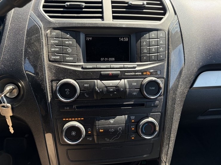 2017-ford-explorer-image-32