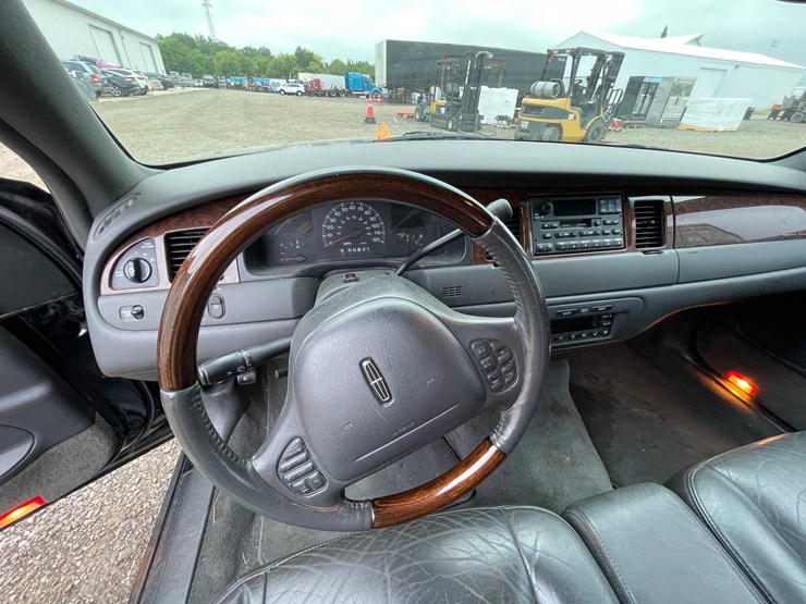#2955-•-2001-lincoln-town-car-signature-collection-sedan-(has-wi-title)-image-38
