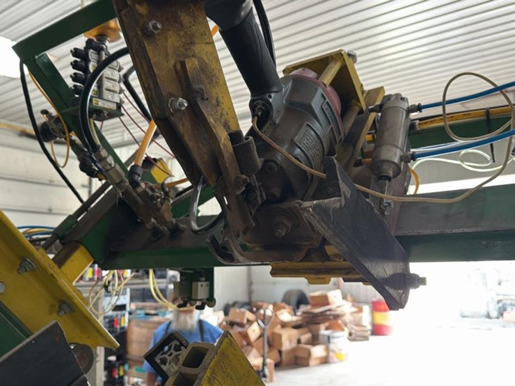 #151-•-universal-machinery-pallet-nailer-image-14