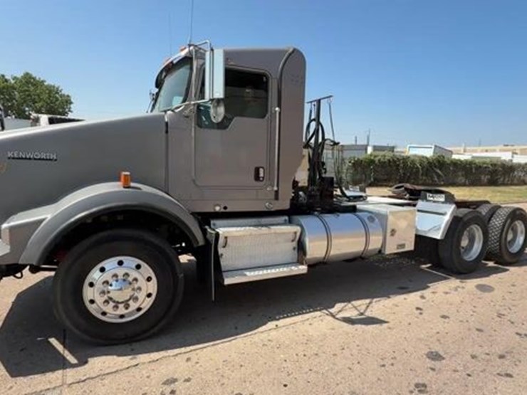 2013-kenworth-t800-image-1