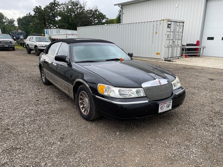 #2955-•-2001-lincoln-town-car-signature-collection-sedan-(has-wi-title)-image-2