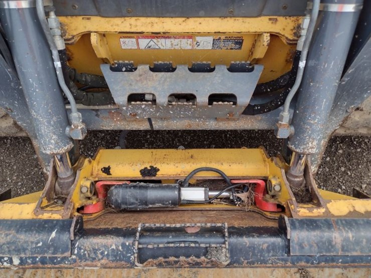 deere-323e-image-21