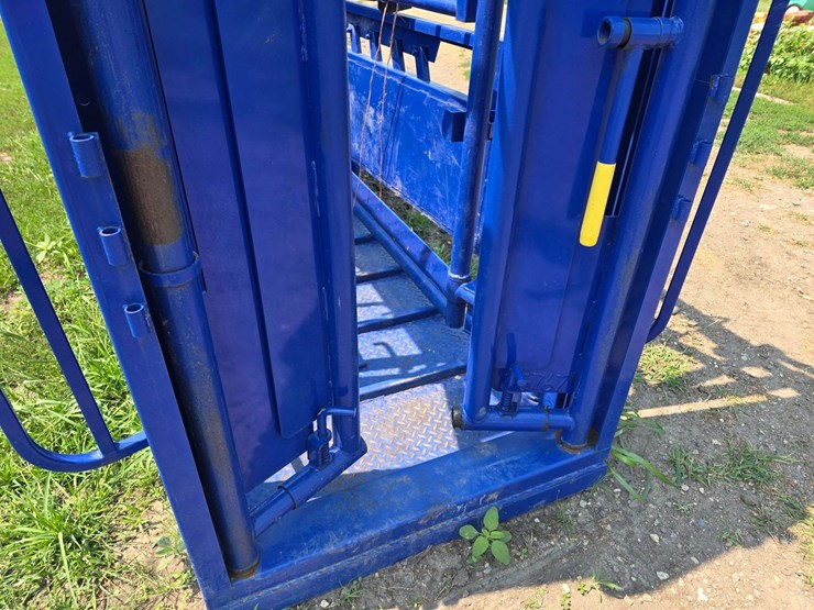 spanier-welding-deluxe-cattle-chute.-per-seller:-this-chute-is-approximately-5-years-old-and-is-in-g-image-10