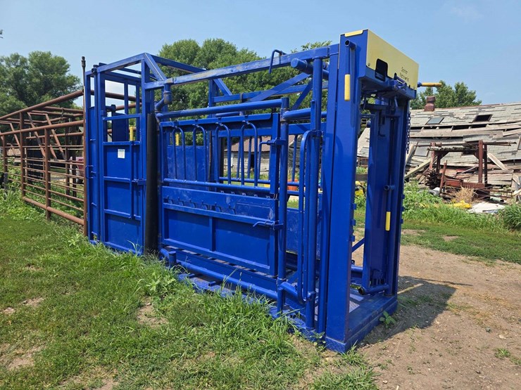 spanier-welding-deluxe-cattle-chute.-per-seller:-this-chute-is-approximately-5-years-old-and-is-in-g-image-1
