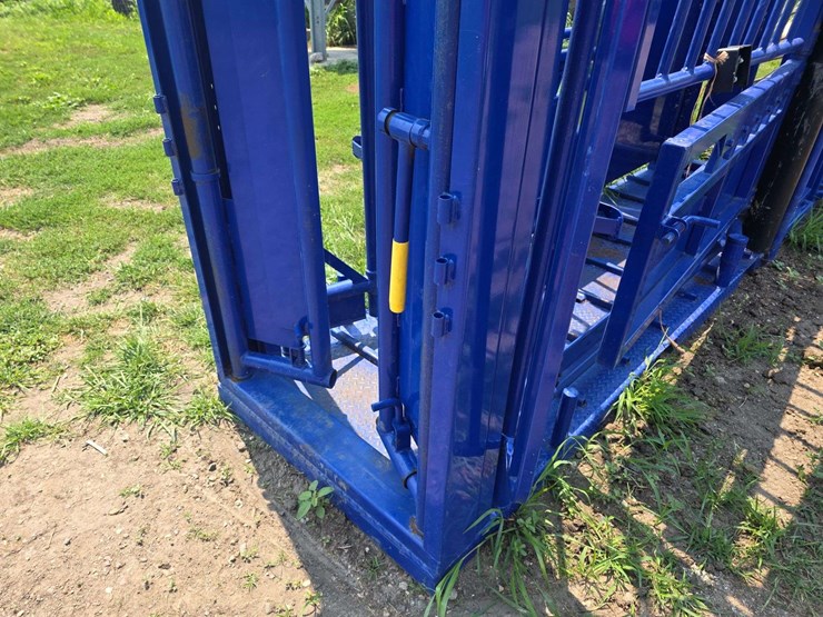 spanier-welding-deluxe-cattle-chute.-per-seller:-this-chute-is-approximately-5-years-old-and-is-in-g-image-26