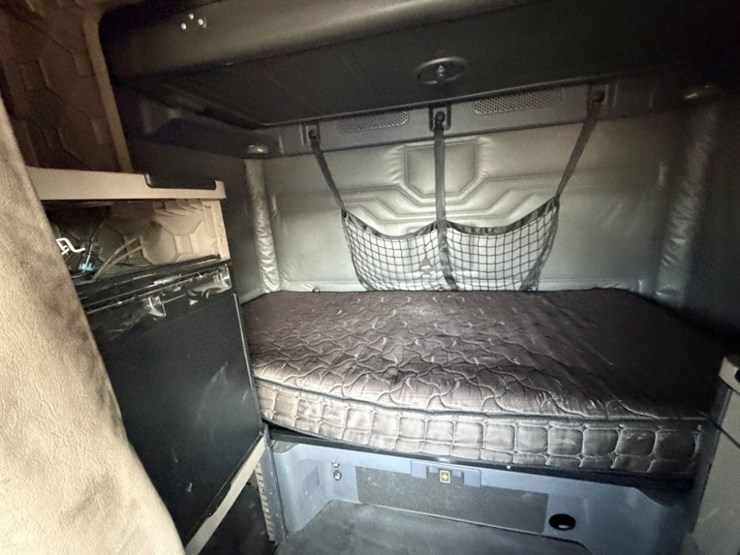 2016-freightliner-cascadia-t/a-sleeper-truck-image-37