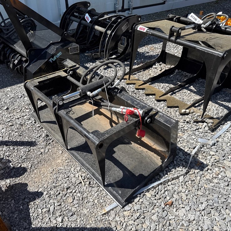 #6011 • 44" DINGO GRAPPLE BUCKET