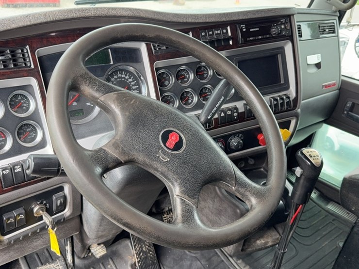 2018-kenworth-t800-image-17