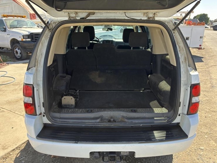 2010-ford-explorer-image-15