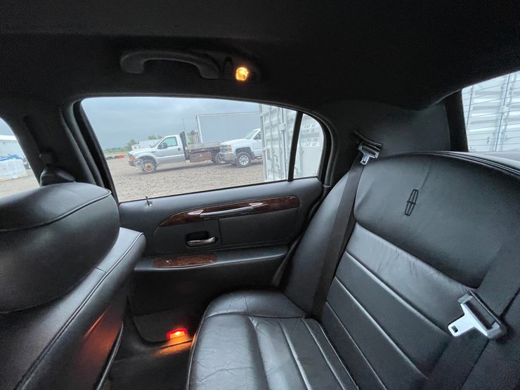 #2955-•-2001-lincoln-town-car-signature-collection-sedan-(has-wi-title)-image-52