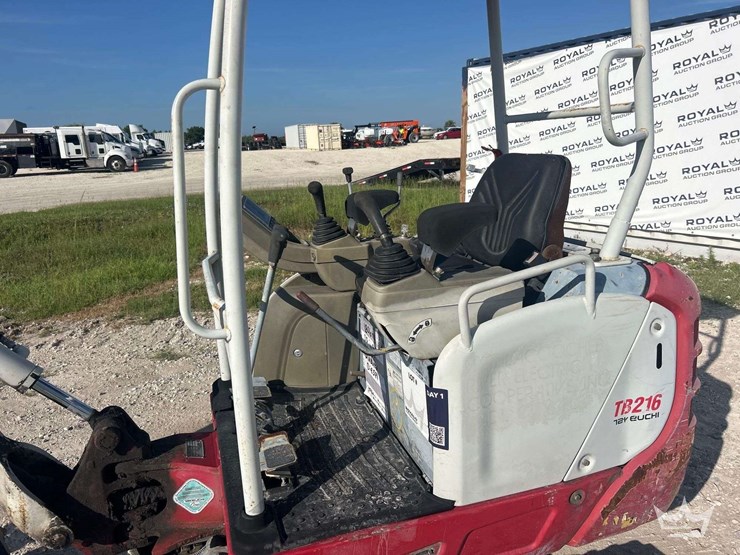 2019-takeuchi-tb216-image-12