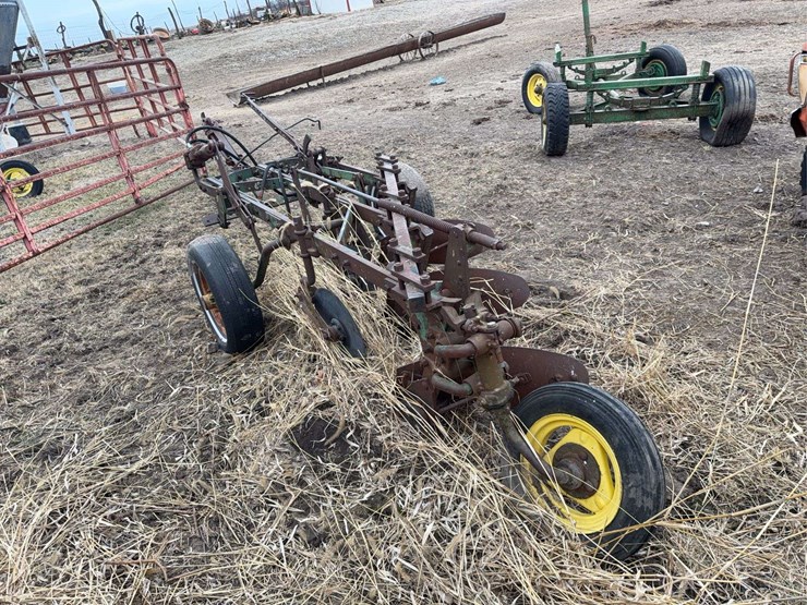 john-deere-pull-type-three-bottom-plow.-image-3