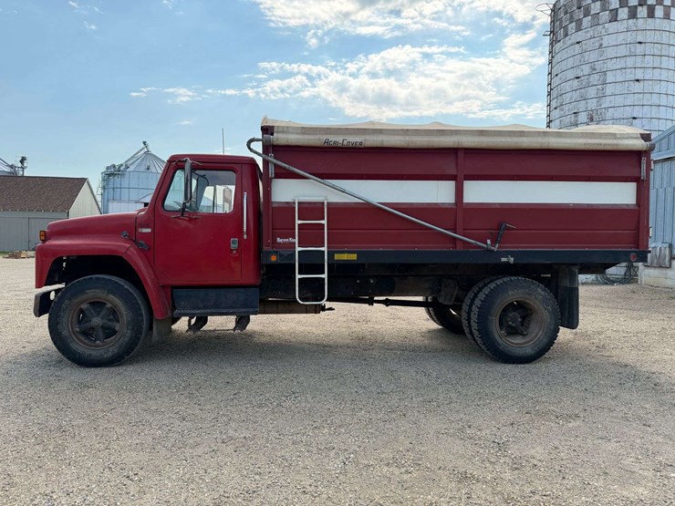 1979-ihc-1700-single-axle-grain-truck,-15’-steel-box-with-622-schwarts-hoist,-steel-floor,-136k-mile-image-2