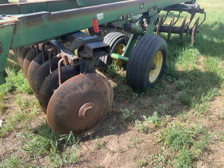 john-deere-335-image-13