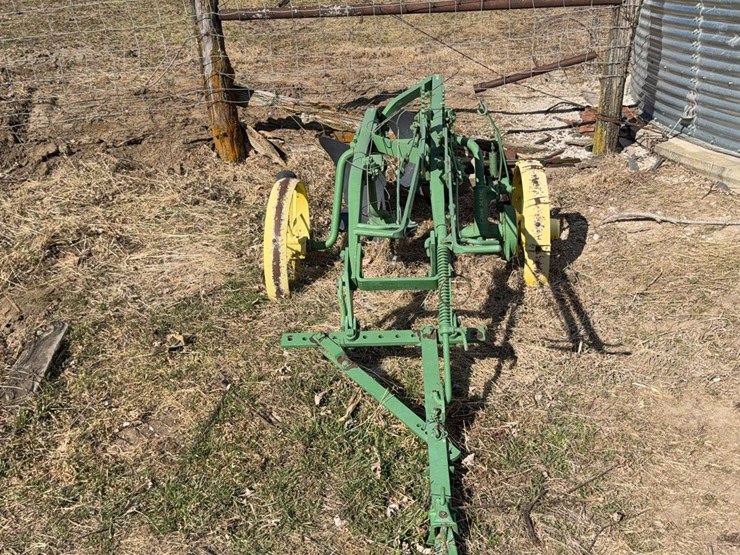 john-deere-pull-type-three-bottom-plow-image-8