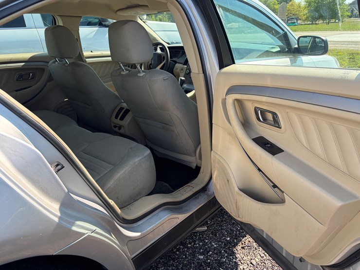 #2391-•-2016-ford-taurus-non-runner(wi-title)-image-17