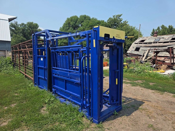 spanier-welding-deluxe-cattle-chute.-per-seller:-this-chute-is-approximately-5-years-old-and-is-in-g-image-6