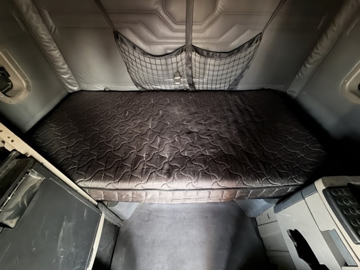 2016-freightliner-cascadia-t/a-sleeper-truck-image-38