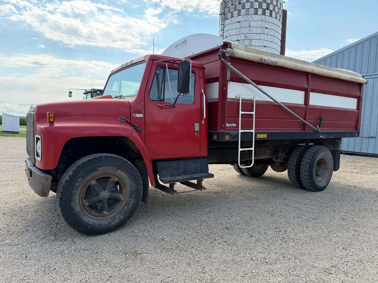 1979-ihc-1700-single-axle-grain-truck,-15’-steel-box-with-622-schwarts-hoist,-steel-floor,-136k-mile-image-1