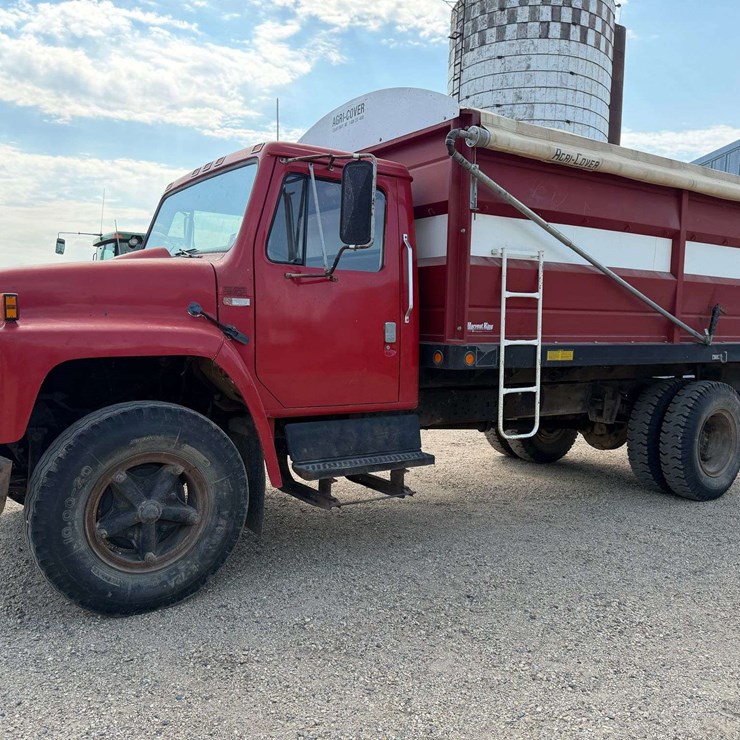 1979 IHC 1700 Single Axle Grain Truck, 15’ Steel Box with 622 Schwarts Hoist, Steel Floor, 136K mile