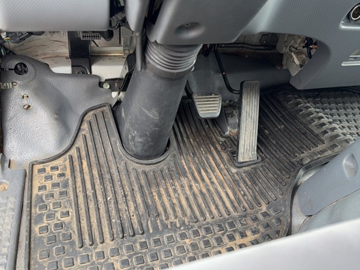 2011-isuzu-npr-image-21