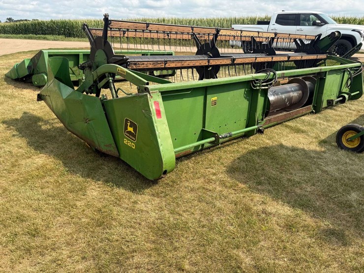 john-deere-220-image-7