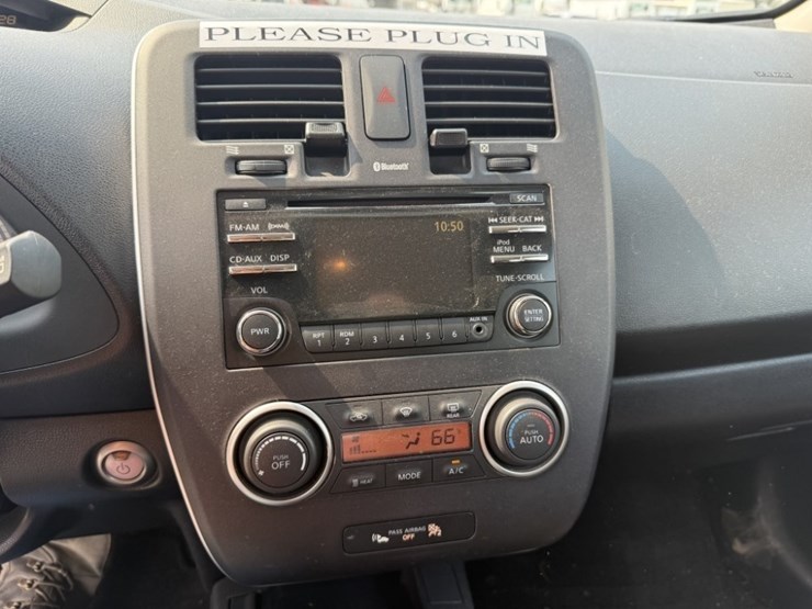 2015-nissan-leaf-electric-sedan-image-29