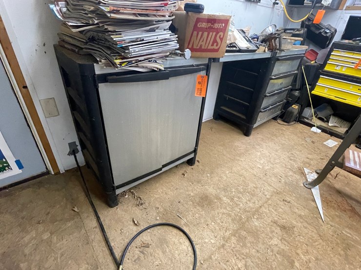 #7109-•-workbench-and-contents-image-3