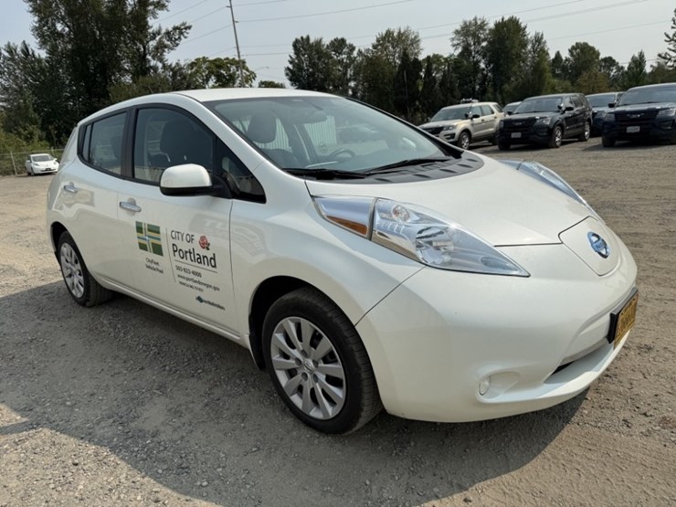2015-nissan-leaf-electric-sedan-image-2