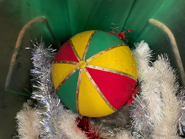 #4716-•-assortment-of-christmas-items-image-13