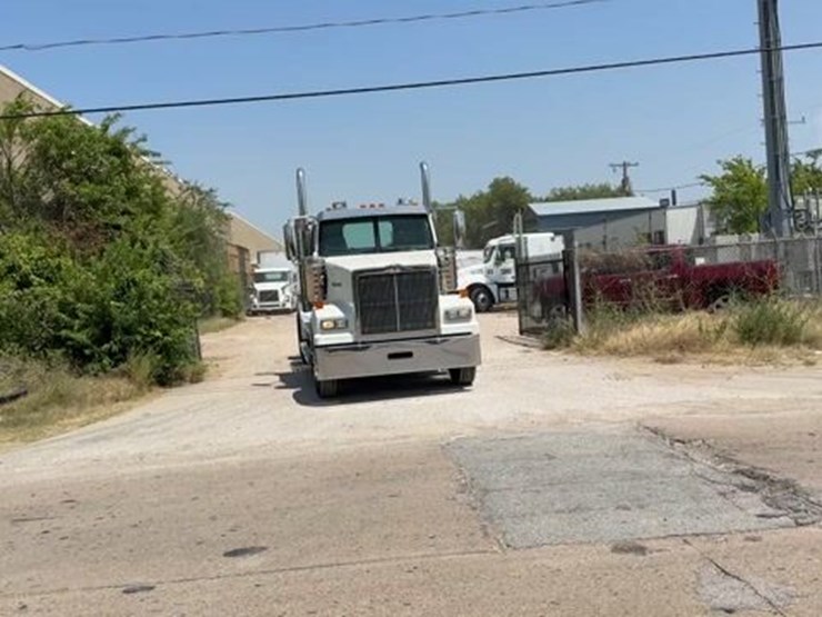 2017-western-star-4900fa-image-1