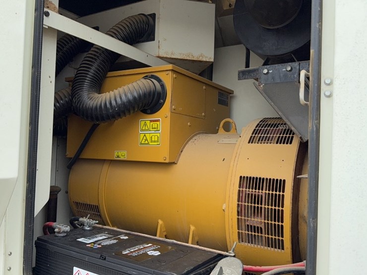#2099-•-cat-x0200-2-towable-generator-image-5