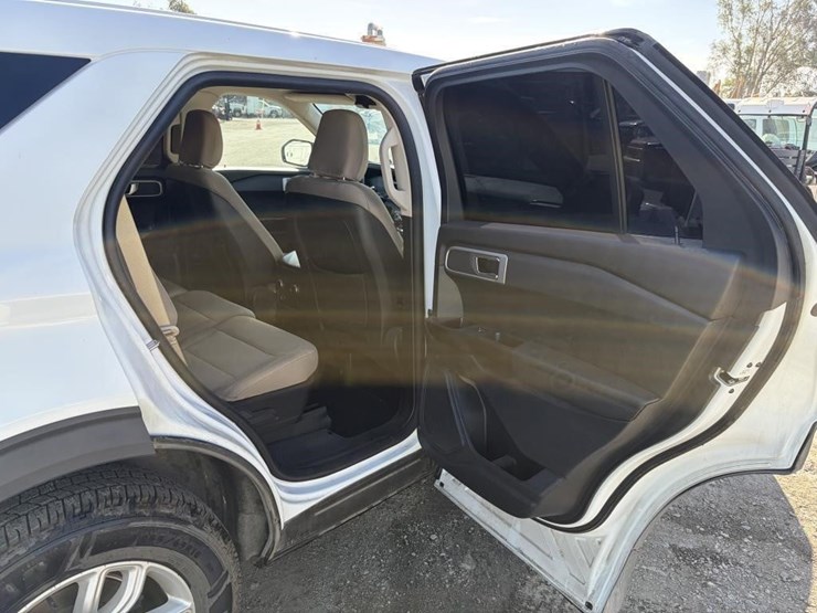 2020-ford-explorer-image-11
