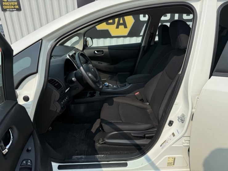 2015-nissan-leaf-electric-sedan-image-22