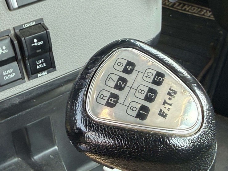 2024-freightliner-semi,-cummins-x15-engine,-420,478-miles,-10-speed,-full-locking-rear-ends,-tri-axl-image-34