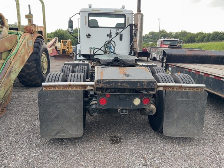 2013-caterpillar-ct660-image-9