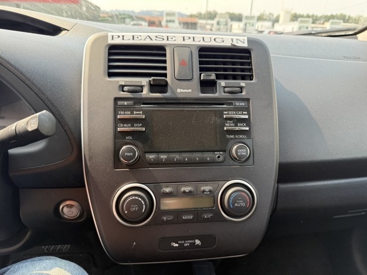 2015-nissan-leaf-electric-sedan-image-24