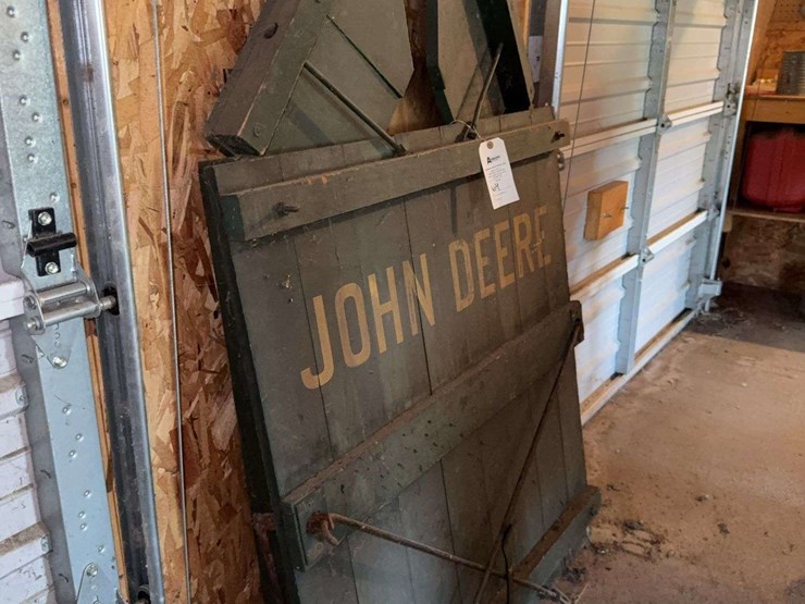 john-deere-buckboard-wagon-endgate-image-3