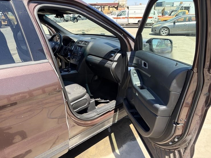 2016-ford-explorer-image-9